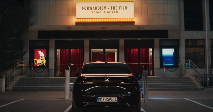 Рекламный ролик BMW i7 2023 года представил электрический седан как замену кинотеатру