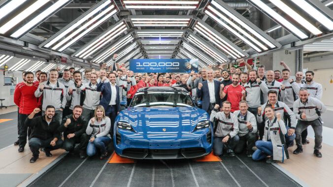 Porsche выпустила 100 тысяч электрических моделей Taycan