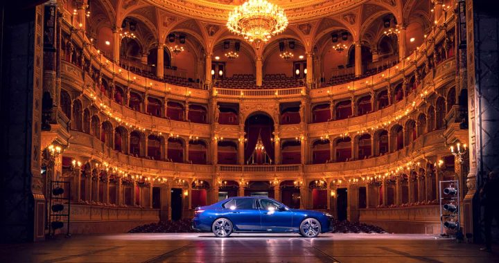 BMW i7 2023 года вышла на сцену Будапештского оперного театра