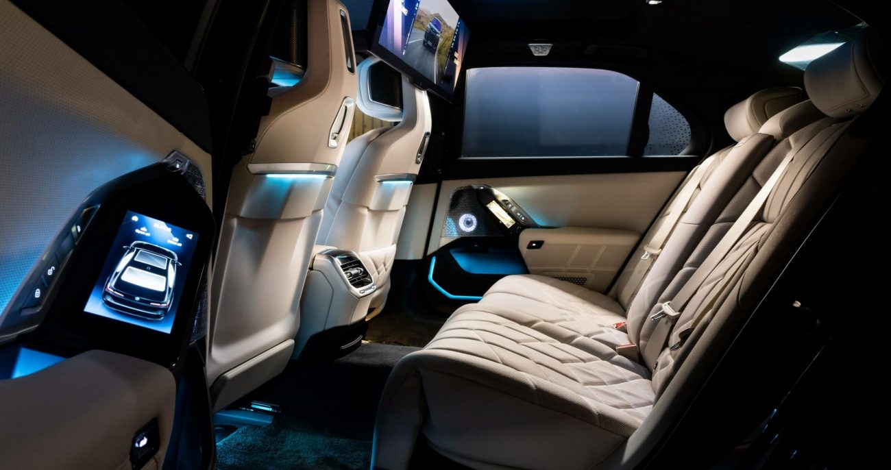 BMW i7 Tanzanite Blue 2023 года показал индивидуальный белый кожаный салон