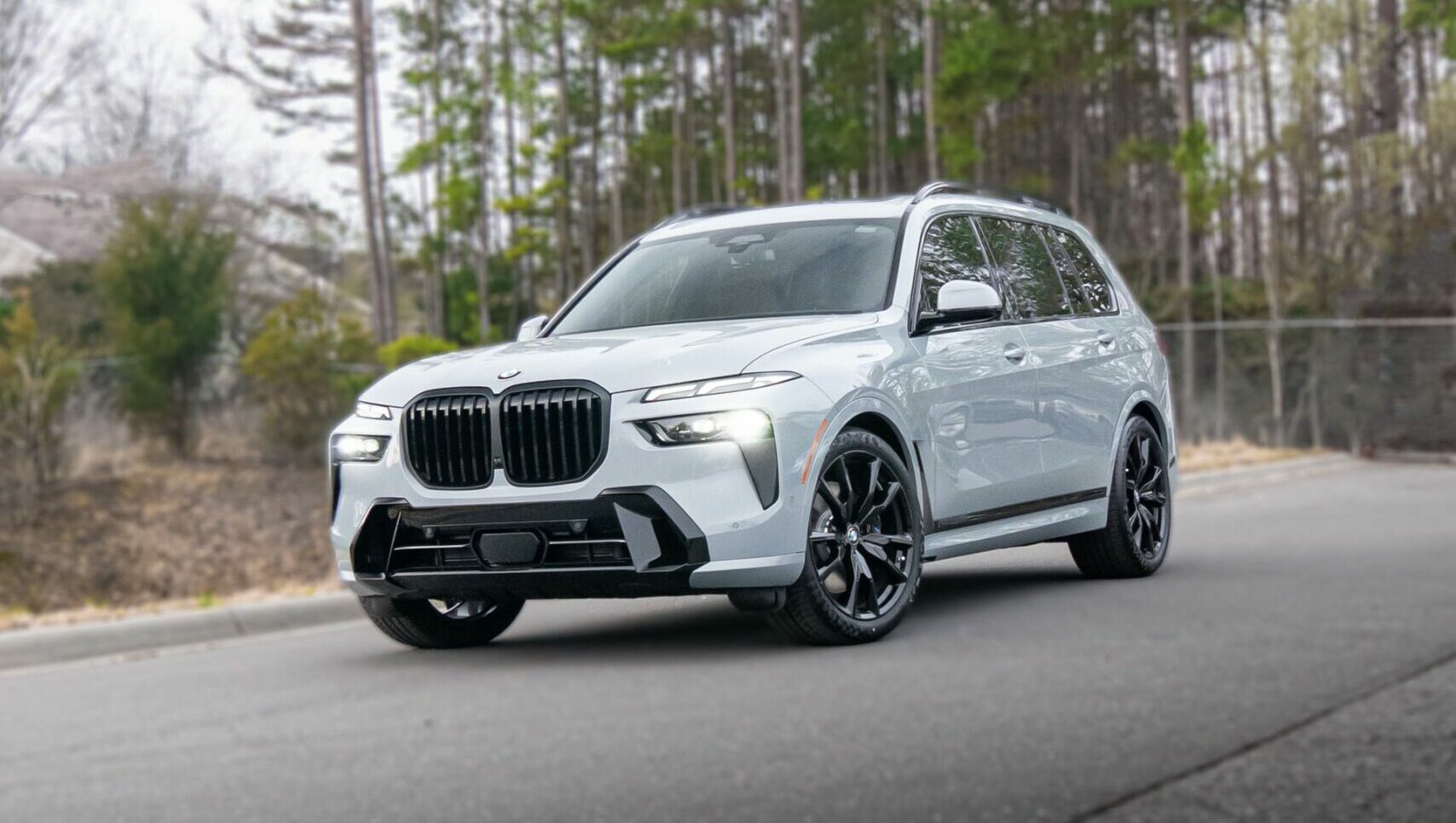 BMW X7 2024 года получит гладкую модернизацию с серой краской Brooklyn